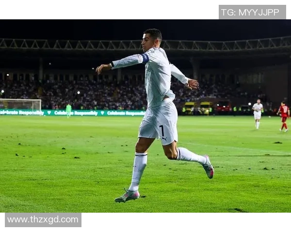 C罗挑战篮球场展现运动天赋足球明星跨界竞技引发热议